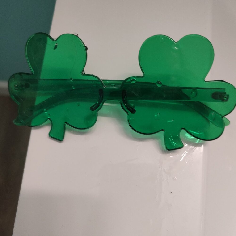 Shamrock shaped eye glasses